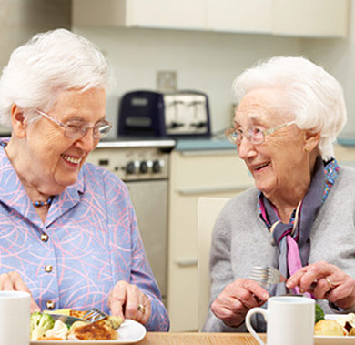 2 Damen trinken Kaffee